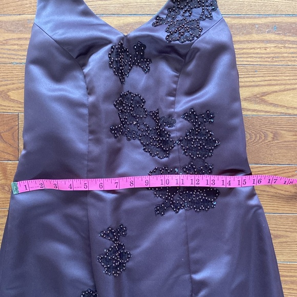 Rich brown halter style gorgeous long gown size 6/8 beautiful appliqué beading. - Picture 15 of 16